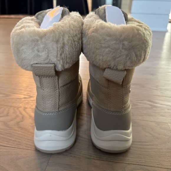 UGG Australia - Adirondack Snow Boots - Picture 4 of 7